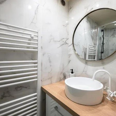 Apartamento Cozy & Renovated - Close To Market Square Restaurants Niza