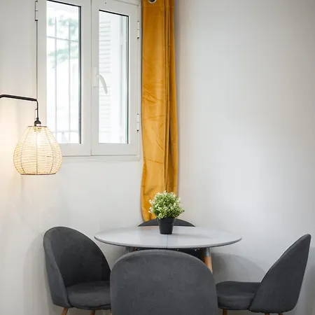 Cozy & Renovated - Close To Market Square Restaurants Lägenhet *